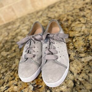 Vionic Kiki sneaker light gray suede. 8